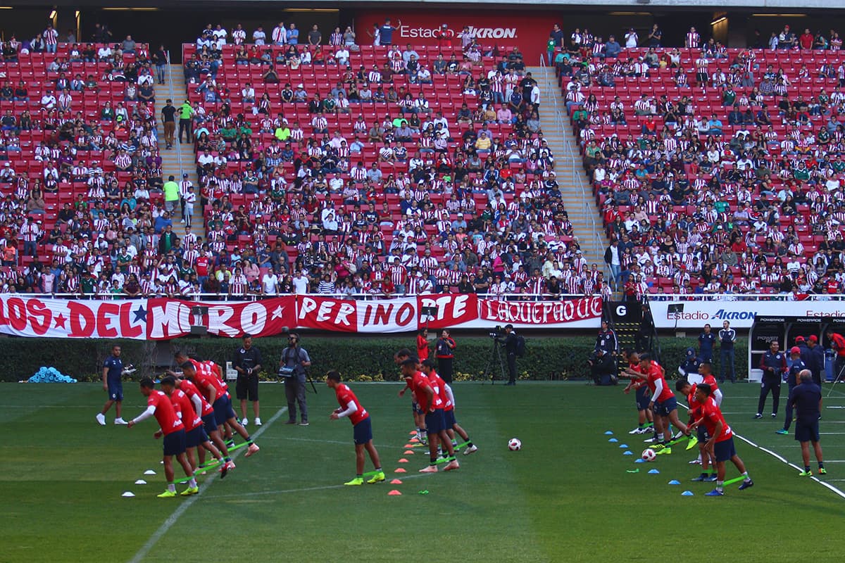 Una colorida fiesta se llevó a cabo en el Estadio Akron en el último entrenamiento de Chivas antes del Mundial de Clubes.
