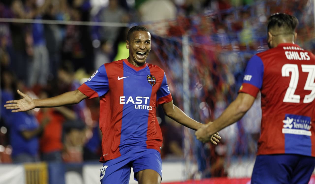 Deyverson iluminó el camino del Levante