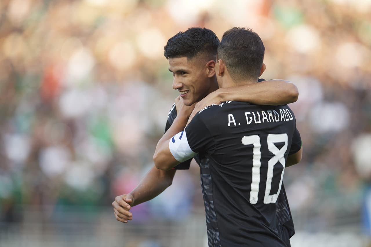 Uriel Antuna marcó el primer tanto del partido y el capitán del Tri lo celebró con él.