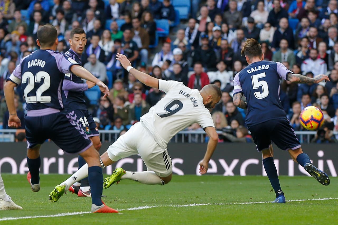 Pero en 2018 ha vuelto a sacar del armario esos botines y, aunque aquí marca con la cabeza al Valladolid hace algunos días, pues ni más ni menos porta ese mismo calzado.