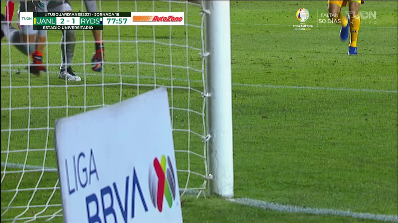 ¡CERCA! Rogelio Funes Mori disparó que se estrella en el poste.