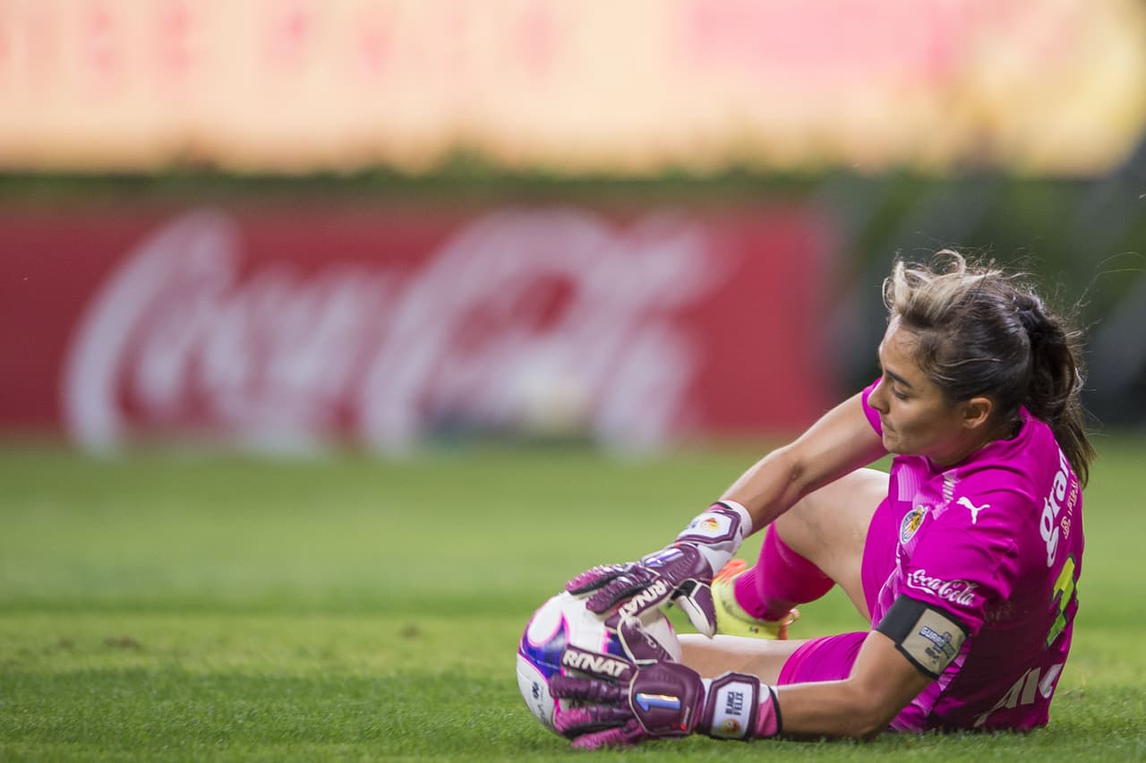 Blanca Félix atajando el balón