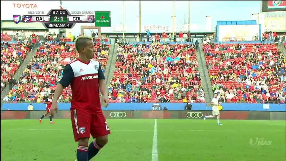 Tarjeta amarilla. El árbitro amonesta a Jack Price de Colorado Rapids