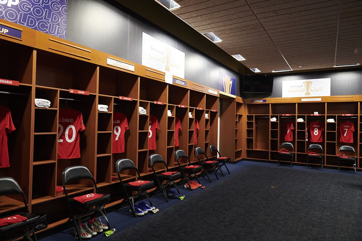 Intimidad del vestuario de Canadá antes de iniciar la Copa Oro en el Rose Bowl de Pasadena, California.