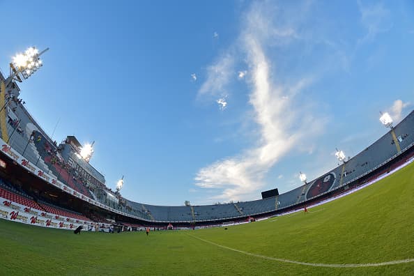 Una foto panorámica de las condiciones del terreno de juego y el clima con el sol a plomo antes del silbatazo inicial.