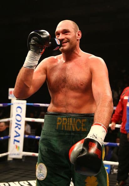 Tyson Fury apunta alto y su dedo señala a Wladimir Kiltschko.