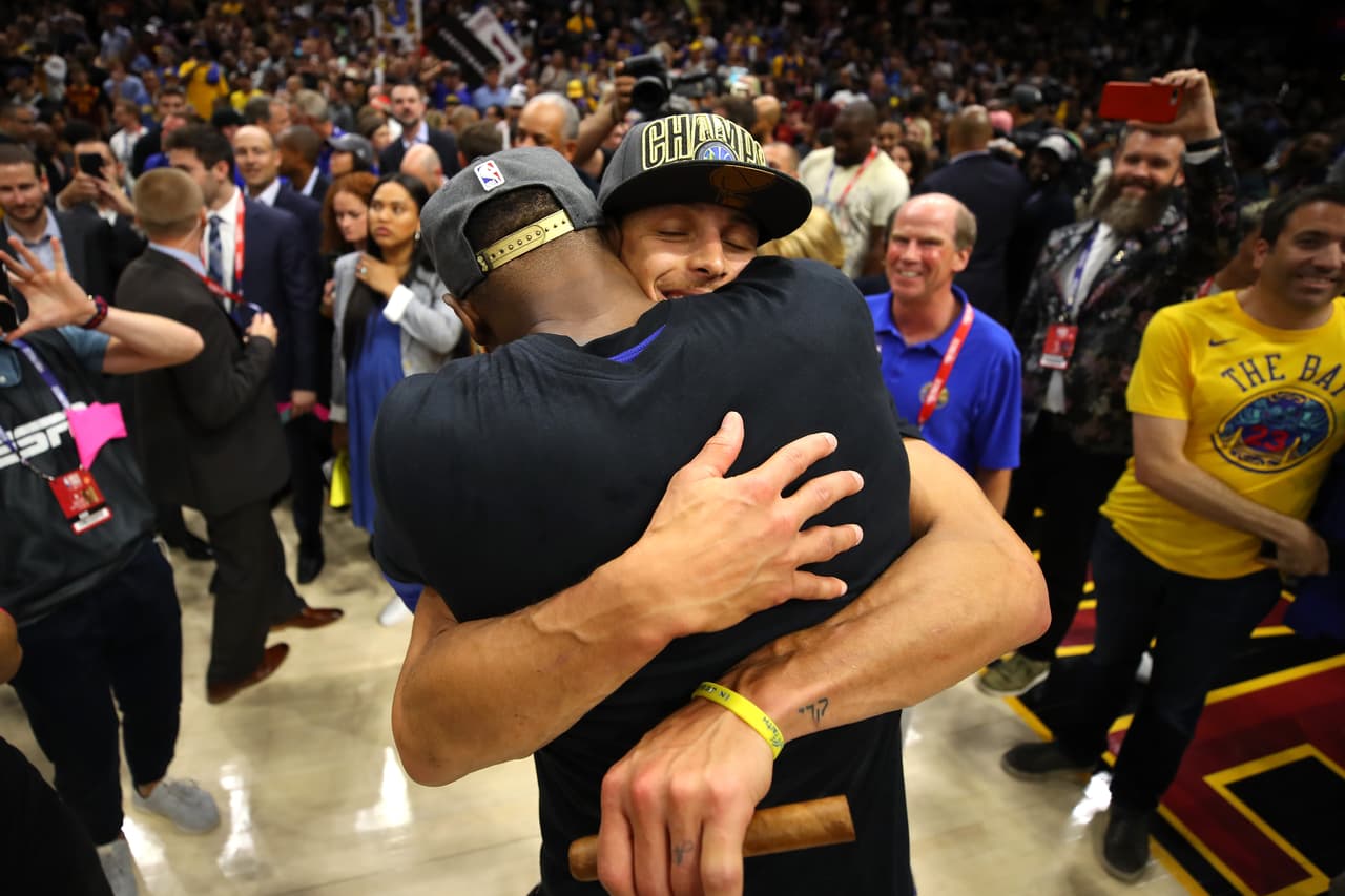 Fue la fiesta en la que los Golden State Warriors celebraron en una muestra de capacidad individual entregada al trabajo colectivo.