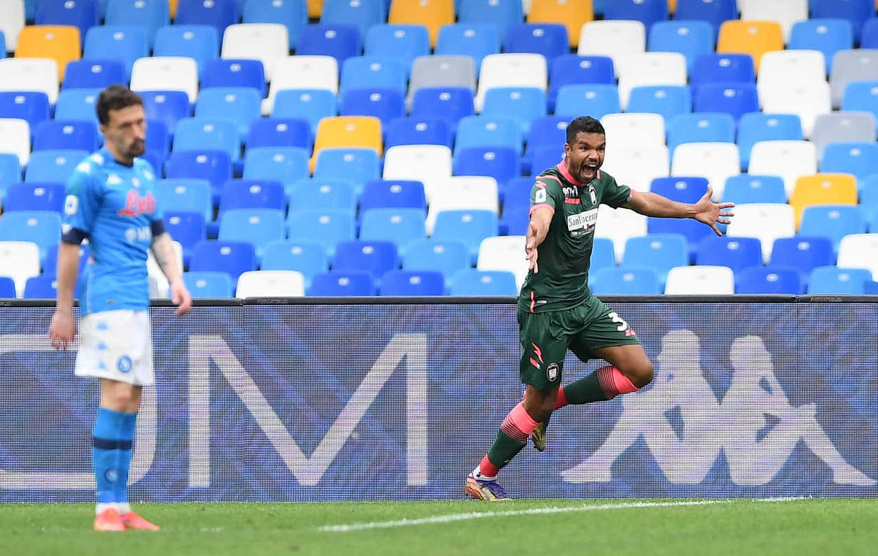 Crotone lo empató al 59' tras un tremendo error en la salida de Maksimovic que Junior Messias aprovechó para batir a Meret.