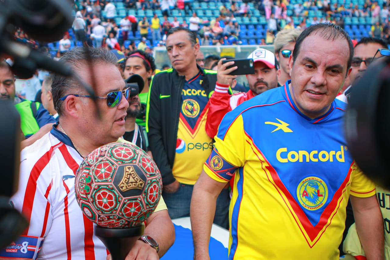 Las leyendas de América y Chivas recibieron el afecto de los fanáticos después del juego en el Estadio Azul.