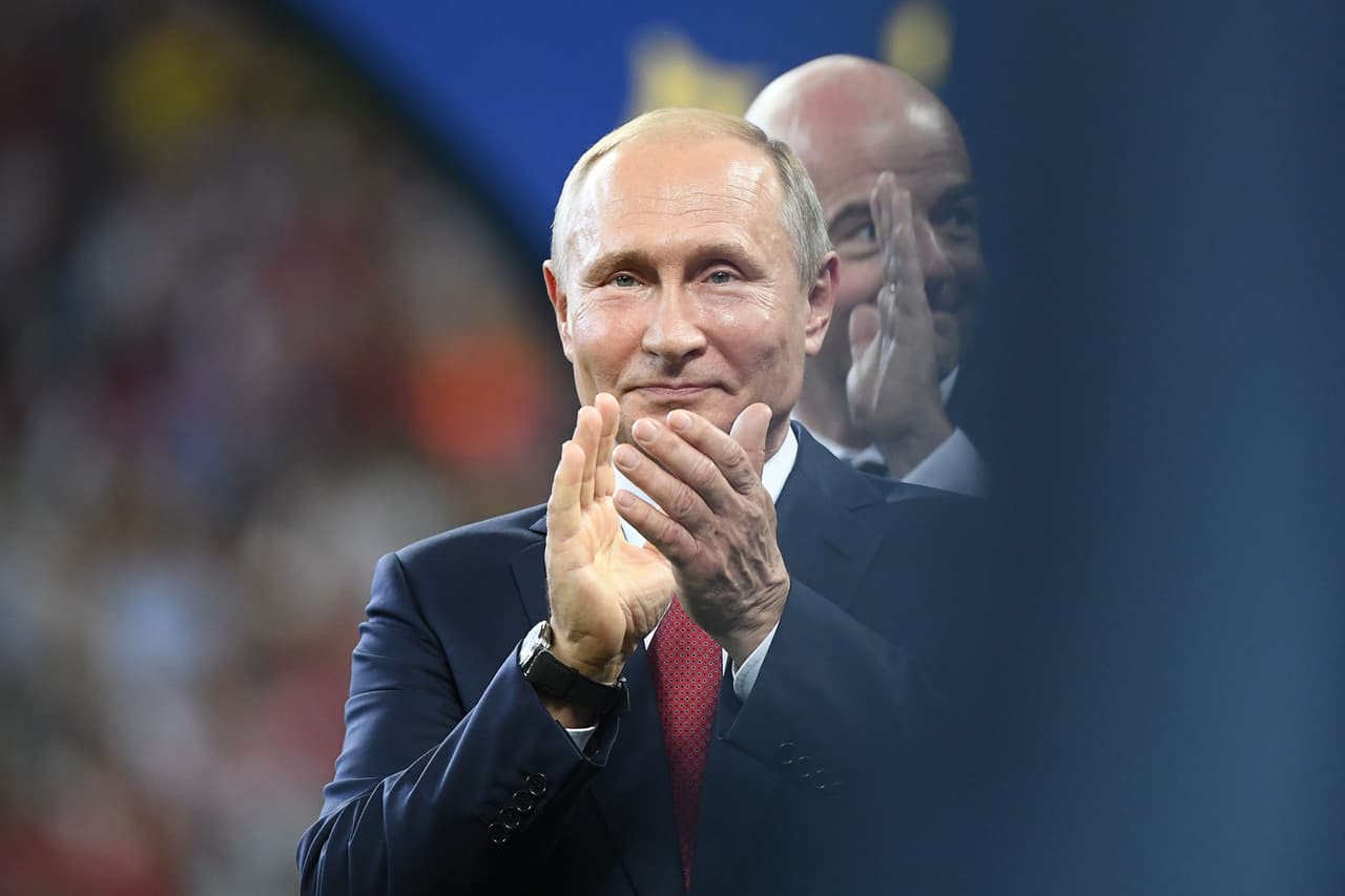 El presidente de Rusia, Vladímir Putin, aplaude tras la cosumación de la Copa Mundial Rusia 2018 donde Francia venció 4-2 a Croacia para conseguir su segundo título del máximo torneo de la FIFA.