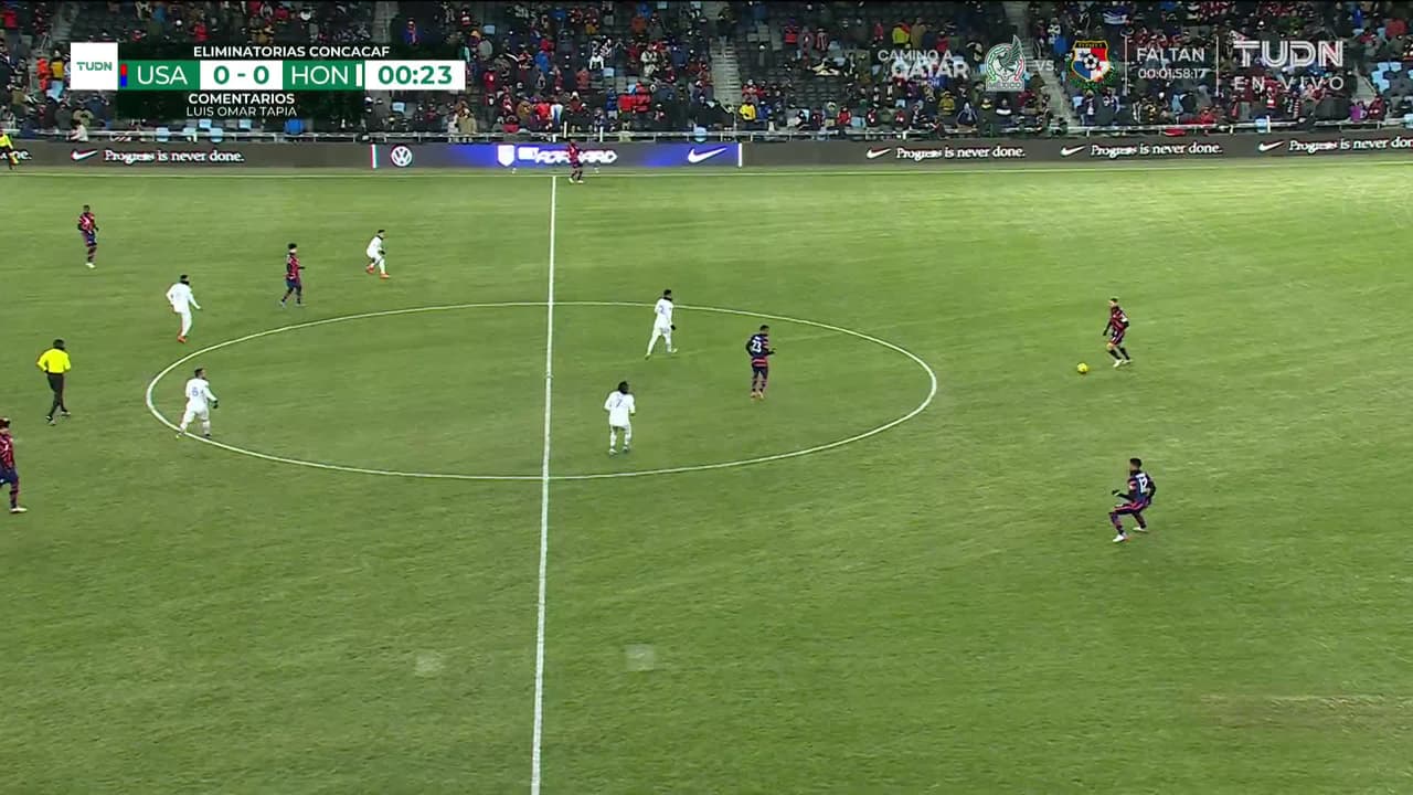 Arranca el partido y la pelota está en juego.