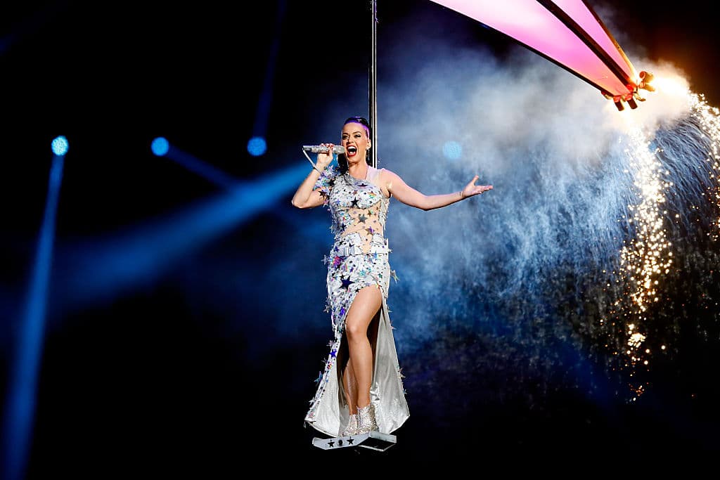 La estrella del pop cantó algunos de sus éxitos más famosos para el público con entradas agotadas, como "Waking up in Vegas", "Dark Horse", "California Gurls", "Roar", "Firework" y más.
