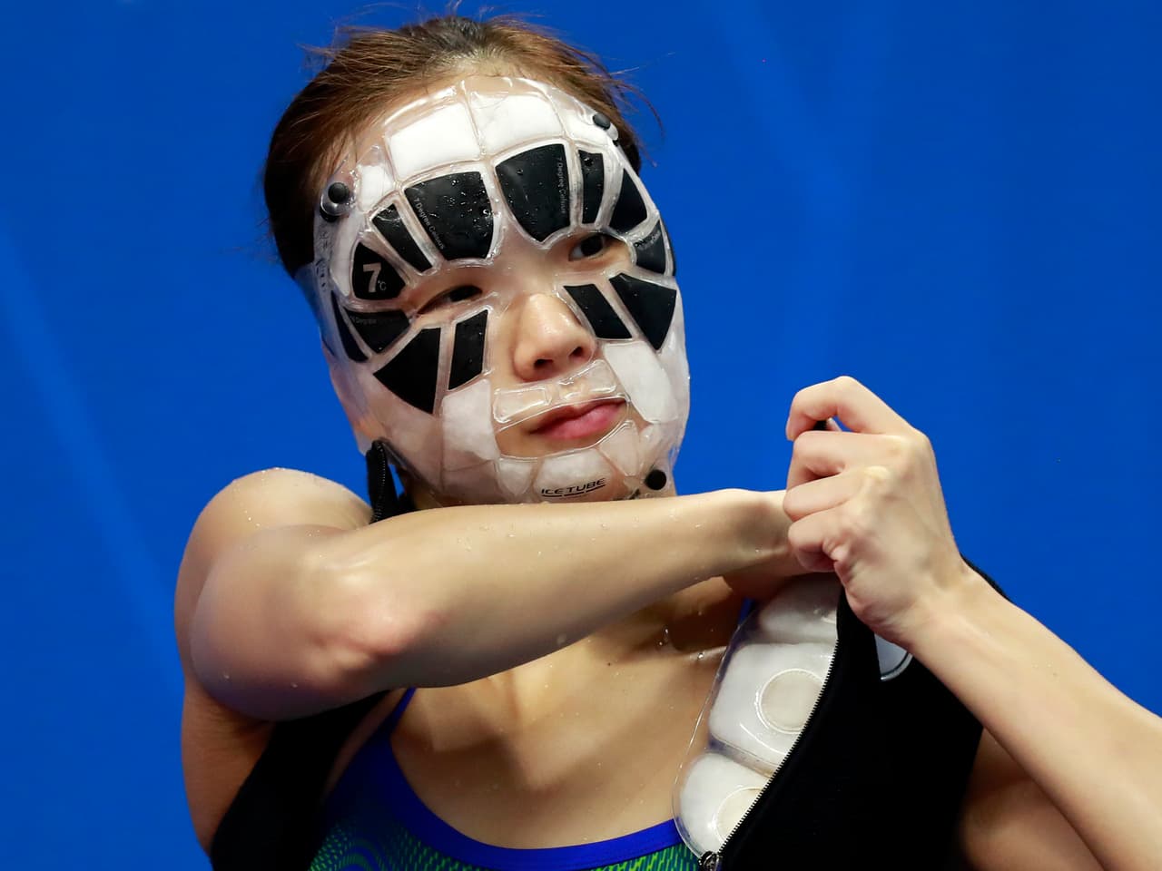 Una máscara de hielo usada por una nadadora coreana también llamó la atención de propios y extraños.