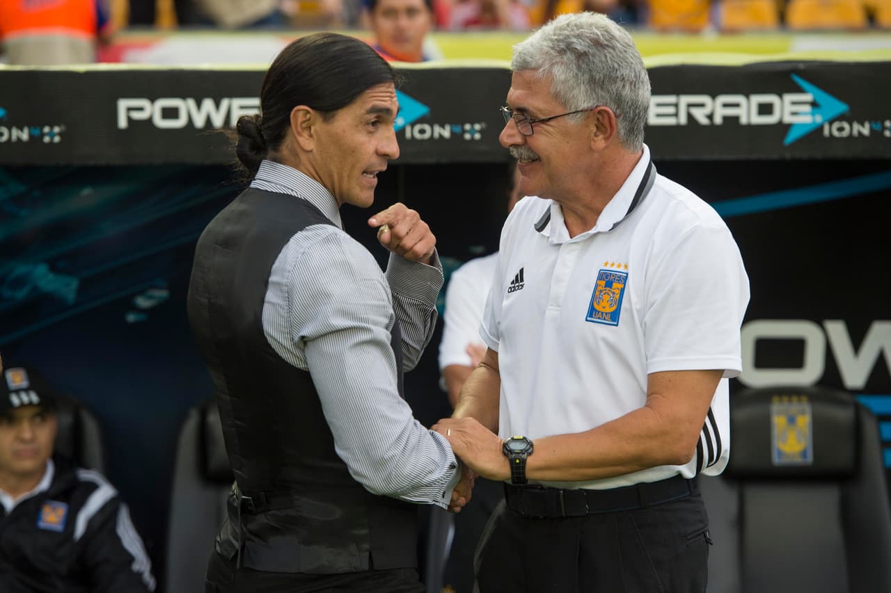 Previo al inicio del encuentro Paco Palencia y el Tuca Ferreti se saludan con gran cordialidad.