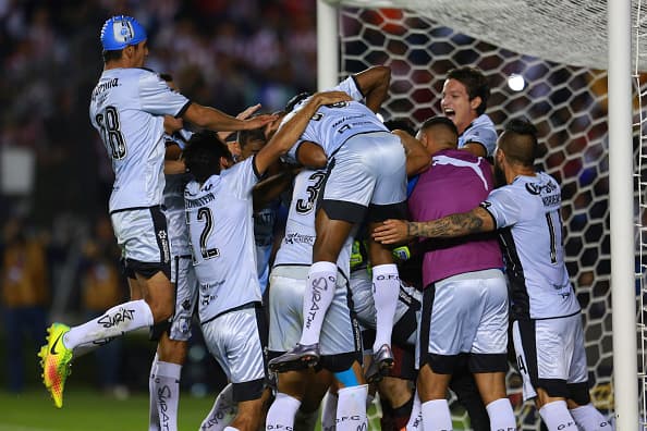 QUERETARO, MEXICO - NOVEMBER 02: Players of Queretaro celebrate after winning the final match between Queretaro and Chivas as part of the Copa MX Apertura 2016 at La Corregidora Stadium on November 02, 2016 in Queretaro, Mexico. (Photo by Miguel Tovar/LatinContent/Getty Images)