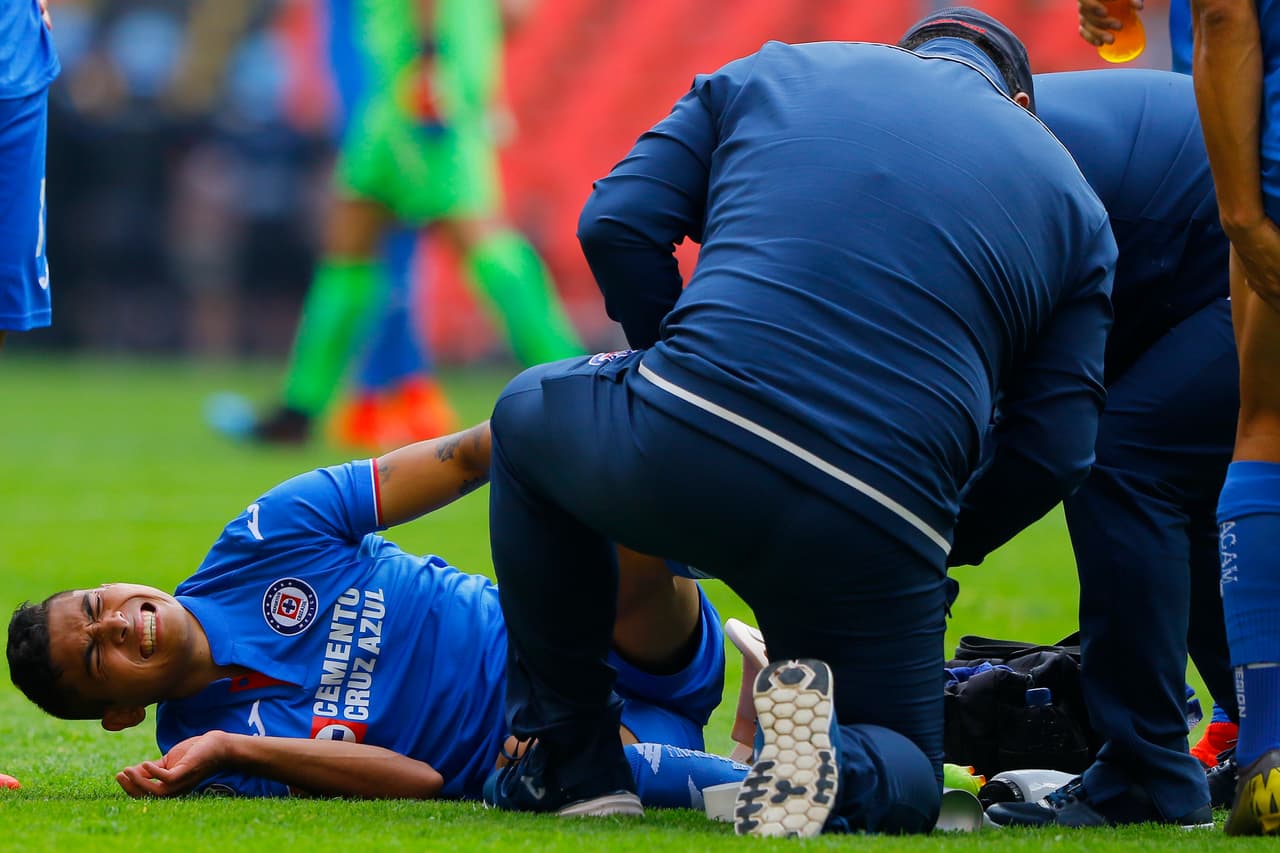 Una dura falta sobre Orbelín Pineda terminó de desequilibrar el partido, esta vez debido a una expulsión al minuto 40'.