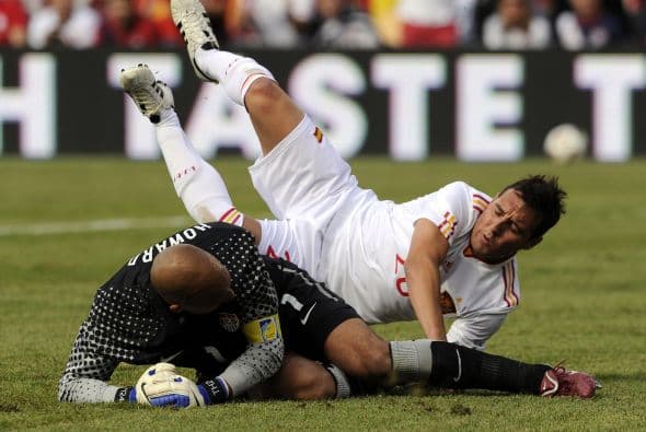 Vaya encontronazo que se dieron el español Santi Cazorla y el arquero estadounidense Tim Howard en el amistoso entre sus selecciones, ganado 4-0 por 'La Roja'.