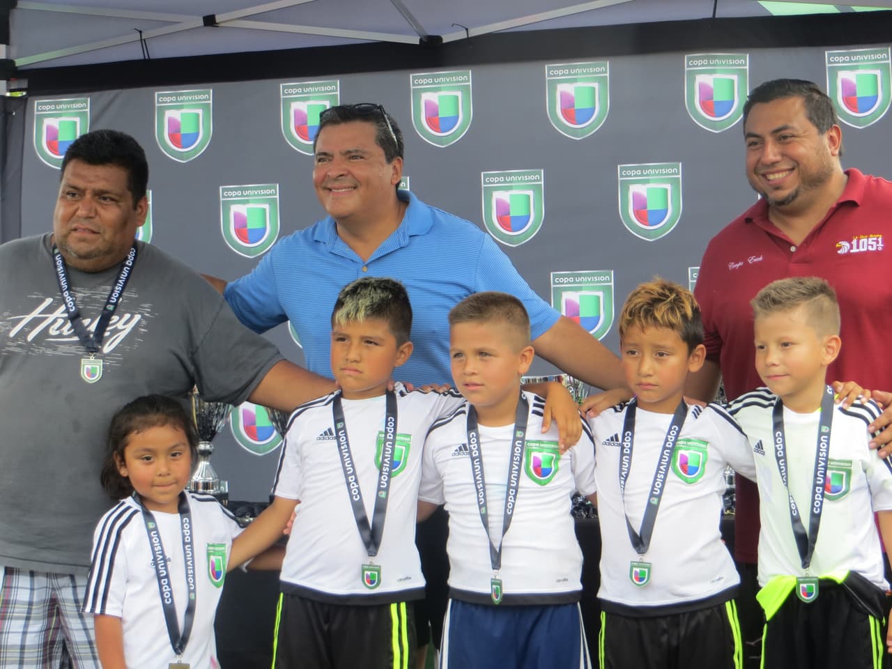 Estos fueron los campeones del primer día del torneo Copa Univision Chicago 2015 y así festejaron.