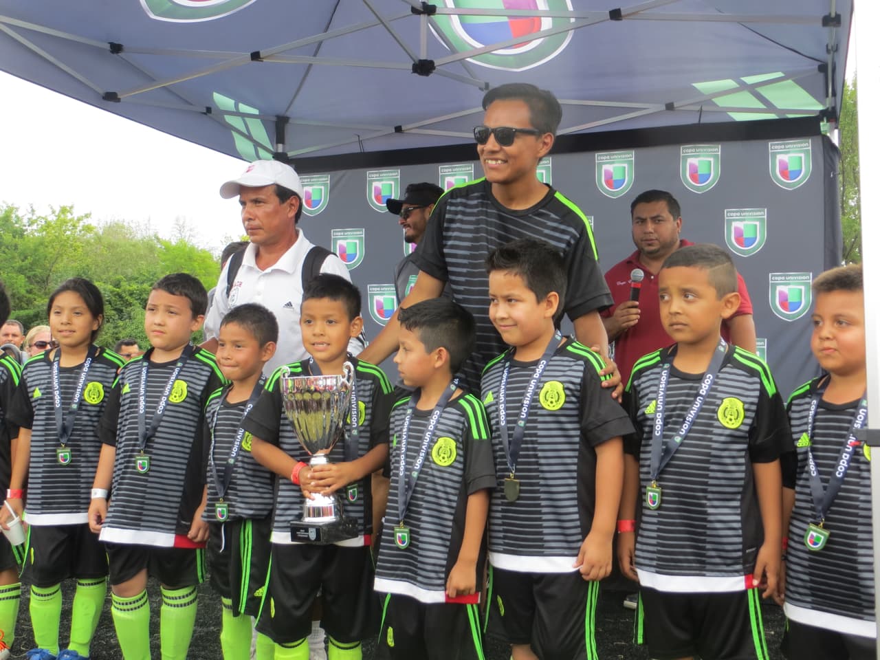 Estos fueron los campeones del primer día del torneo Copa Univision Chicago 2015 y así festejaron.