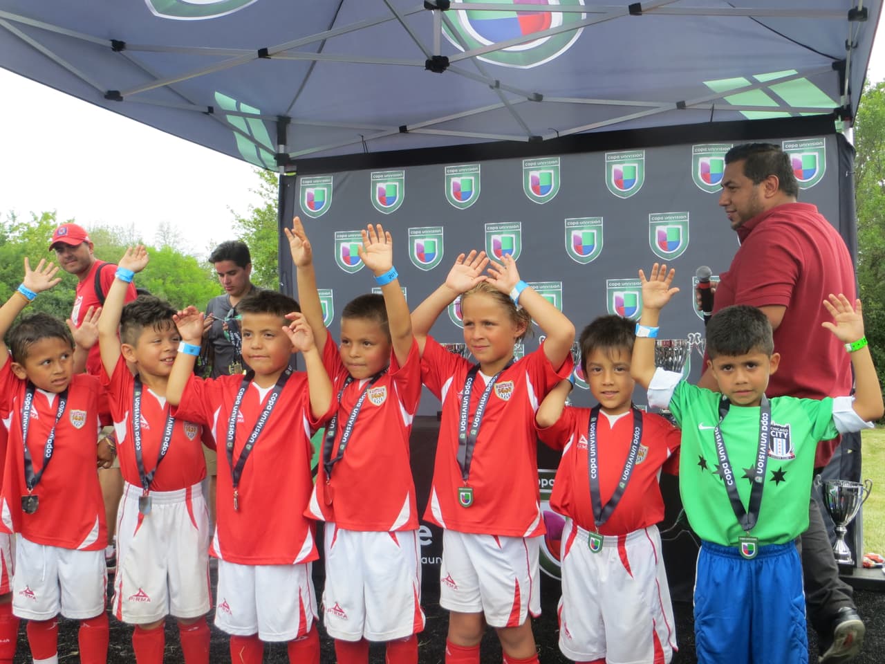Estos fueron los campeones del primer día del torneo Copa Univision Chicago 2015 y así festejaron.