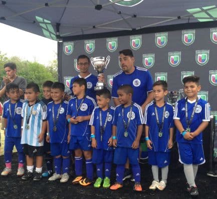 Estos fueron los campeones del primer día del torneo Copa Univision Chicago 2015 y así festejaron.