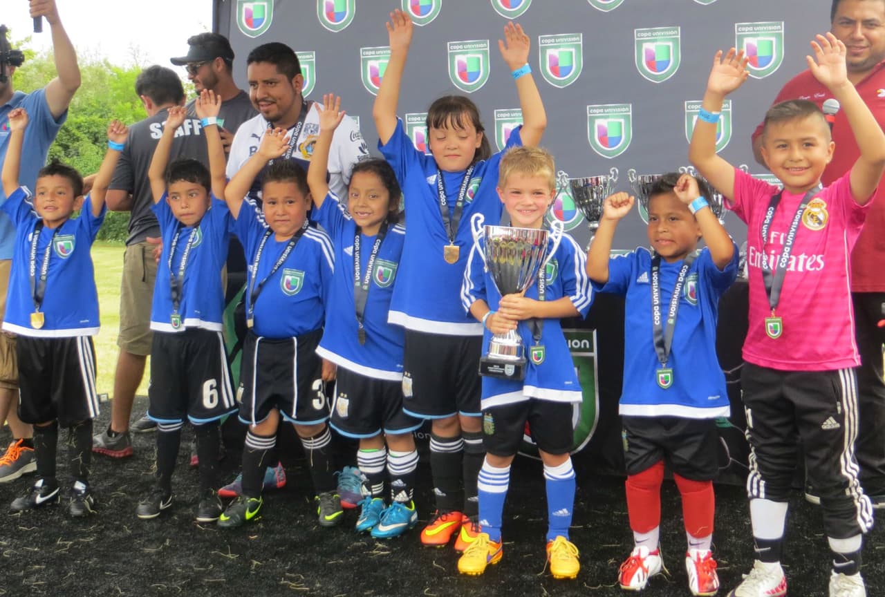 Estos fueron los campeones del primer día del torneo Copa Univision Chicago 2015 y así festejaron.