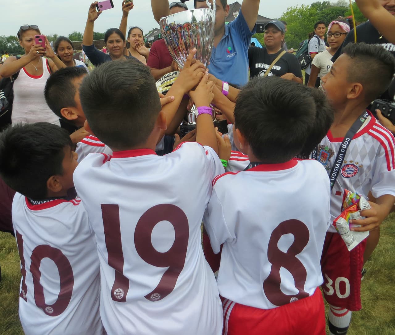 Estos fueron los campeones del primer día del torneo Copa Univision Chicago 2015 y así festejaron.
