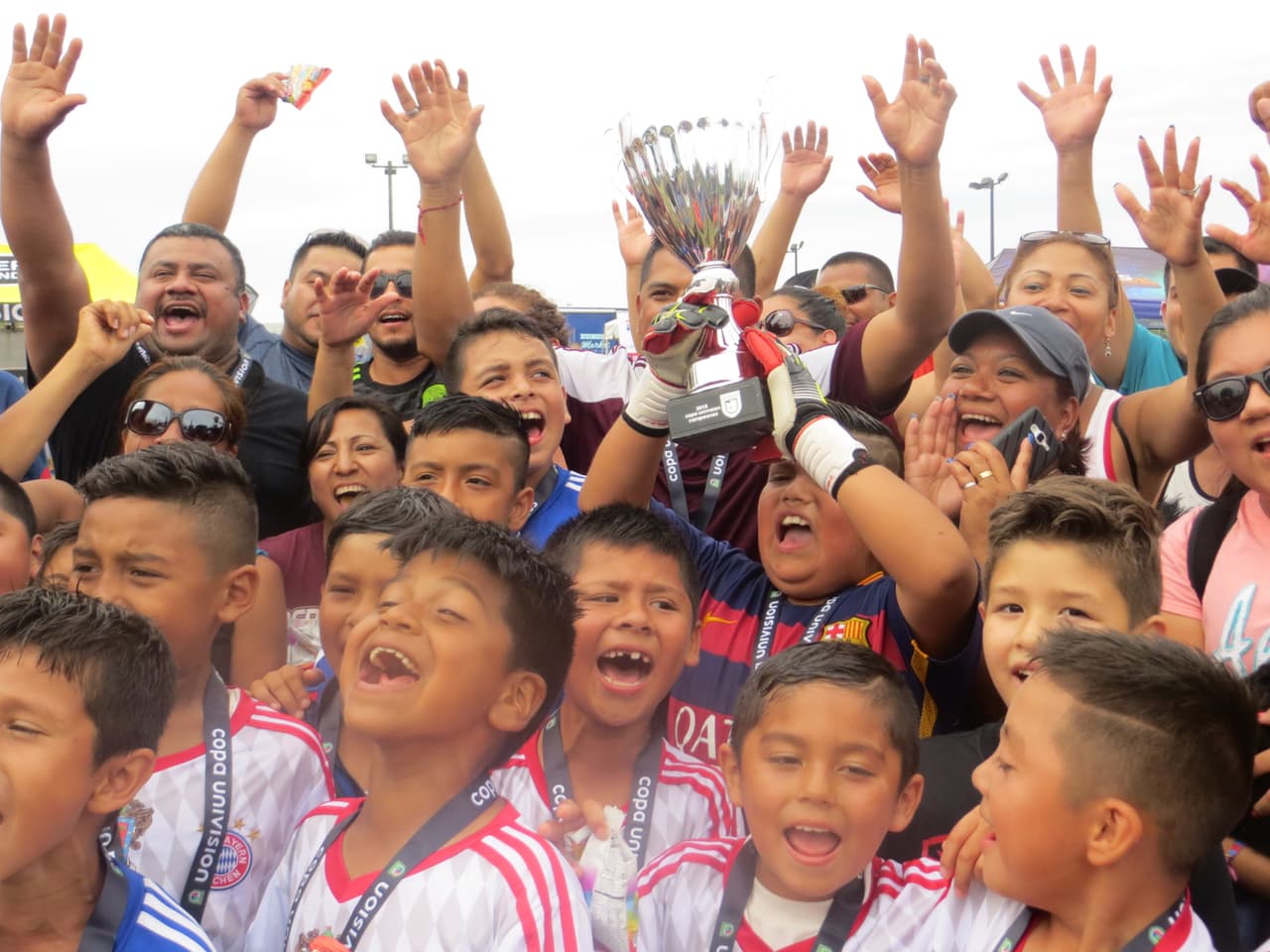 Estos fueron los campeones del primer día del torneo Copa Univision Chicago 2015 y así festejaron.