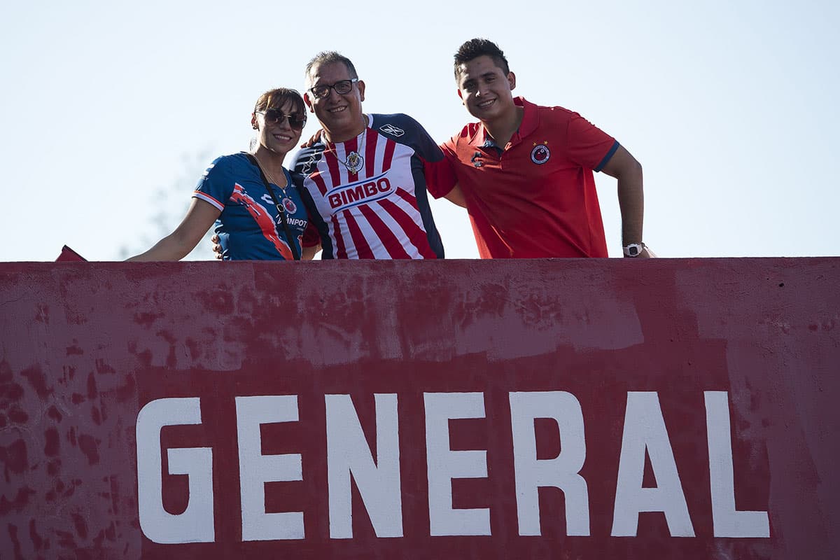 Fanáticos de Veracruz y Chivas en las afueras del estadio a minutos del juego.