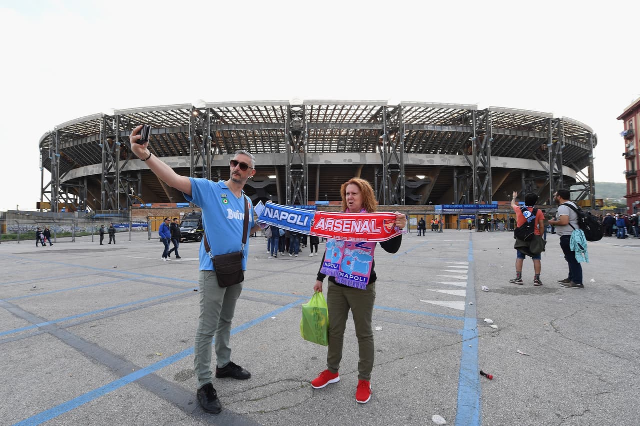 Los fanáticos le dieron su sello a la previa del duelo entre Napoli y Arsenal, donde la intensidad se mezcla con el colorido en el estadio San Paolo para el juego de vuelta de Cuartos de Final de la Europa League.