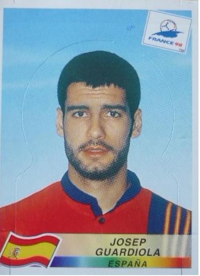 Josep Guardiola sufrió una lesión que lo dejó por fuera de España en 1998, pero en el álbum del Mundial de Francia apareció con el equipo ibérico.