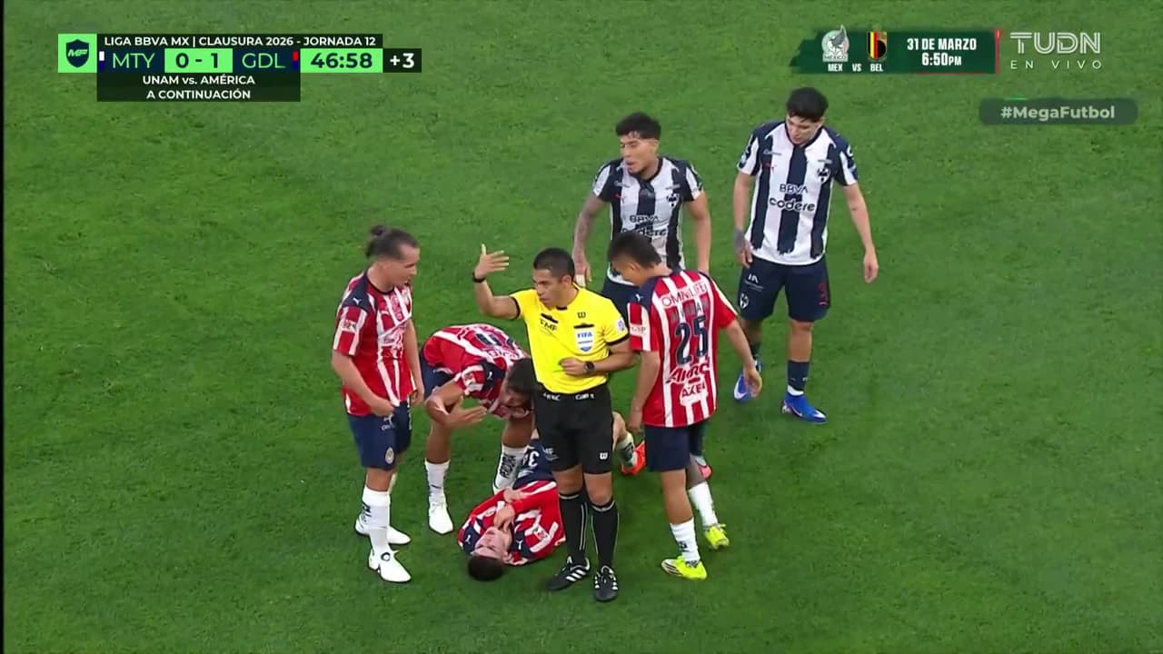 ¡Qué codazo! Salcedo le termina impactando en la cara a la Hormiga pero todo queda en amarilla