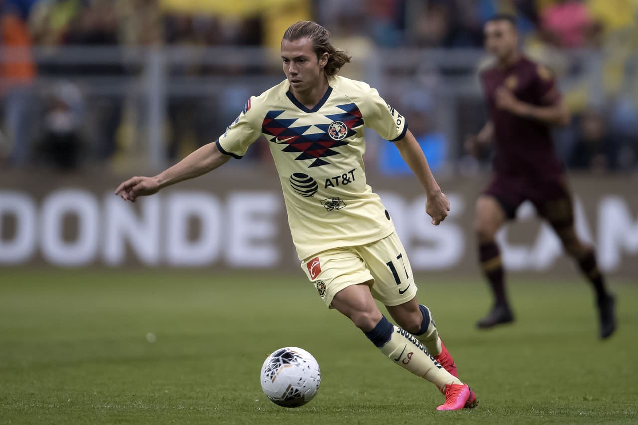 Sebastián Córdova disparó a portería, pero el balón se quedó en el travesaño.