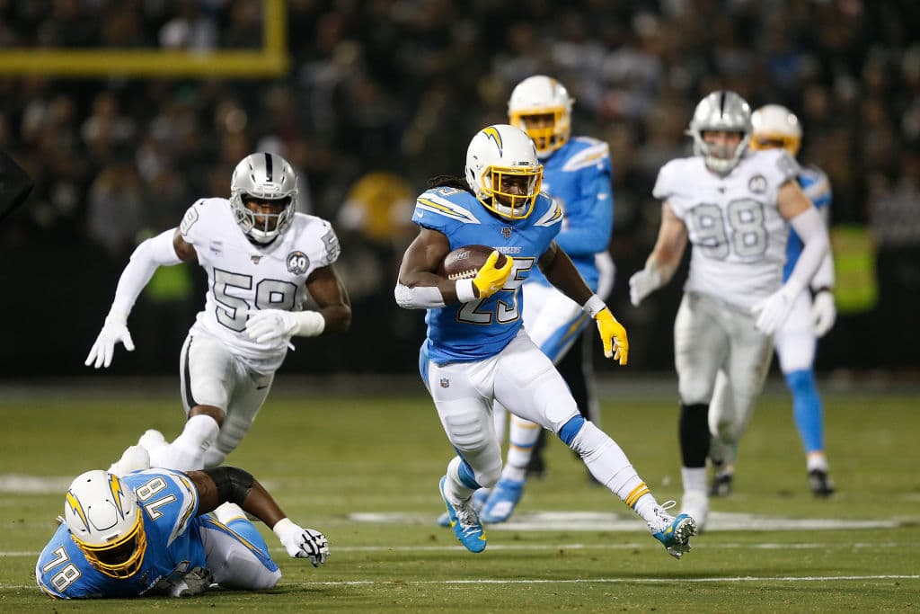 Los Ángeles Chargers 24-26 Oakland Raiders. Philip Rivers no pudo con la presión de Oakland, lo interceptaron tres veces.