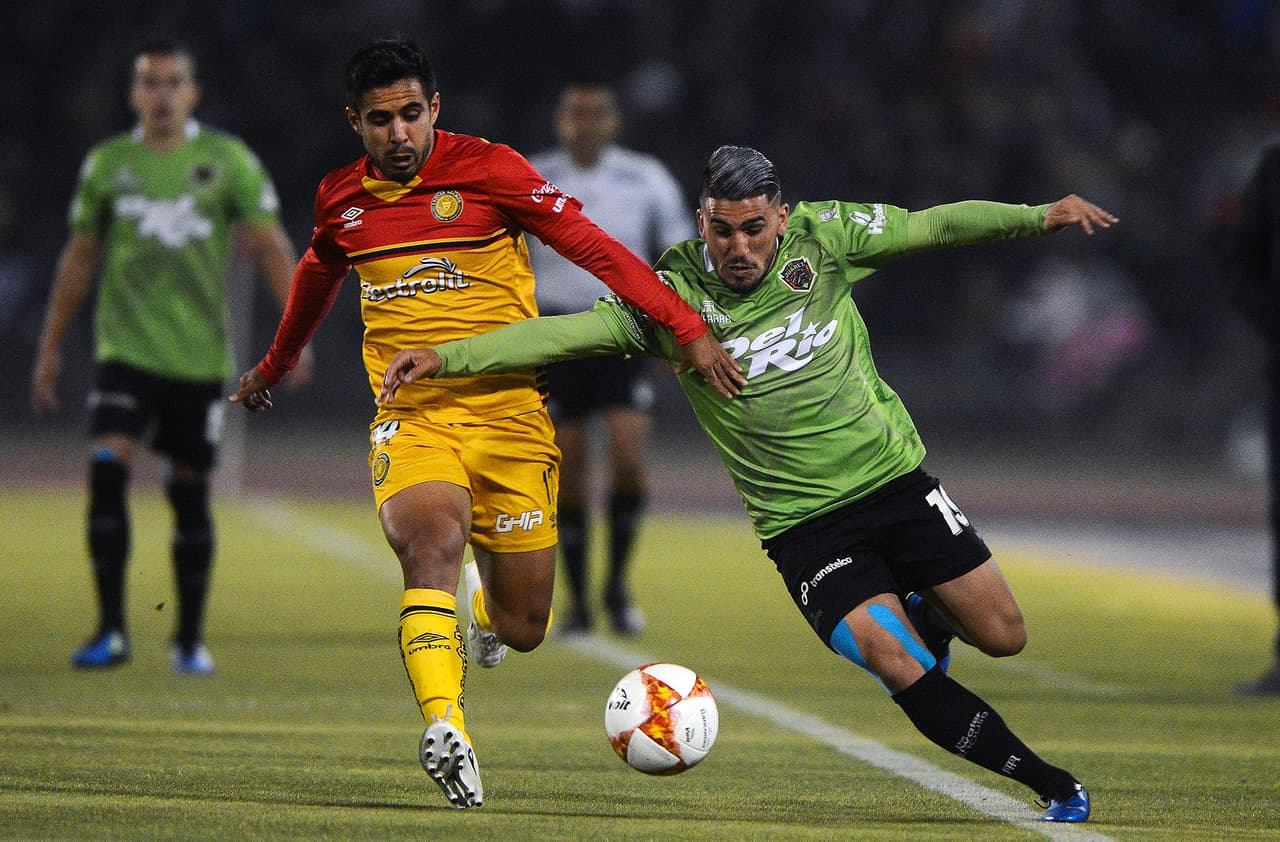 Con su recia marca y buscando aprovechar las oportunidades, Leones Negros intentó abrir el marcador en la parte complementaria.