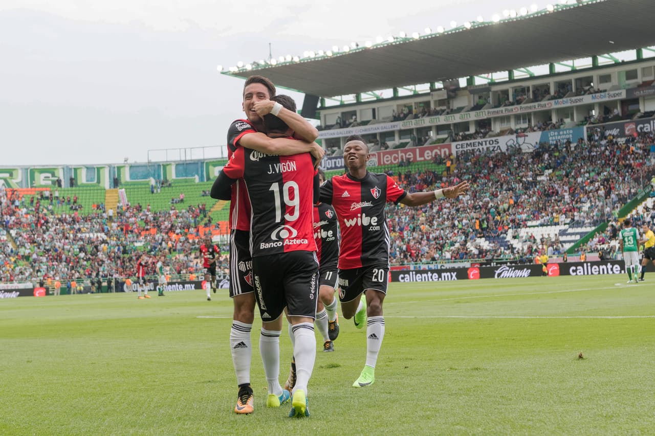 Hubo goleada de Atlas por 3-0 ante el León, que desafinó en su primera salida ante su público.