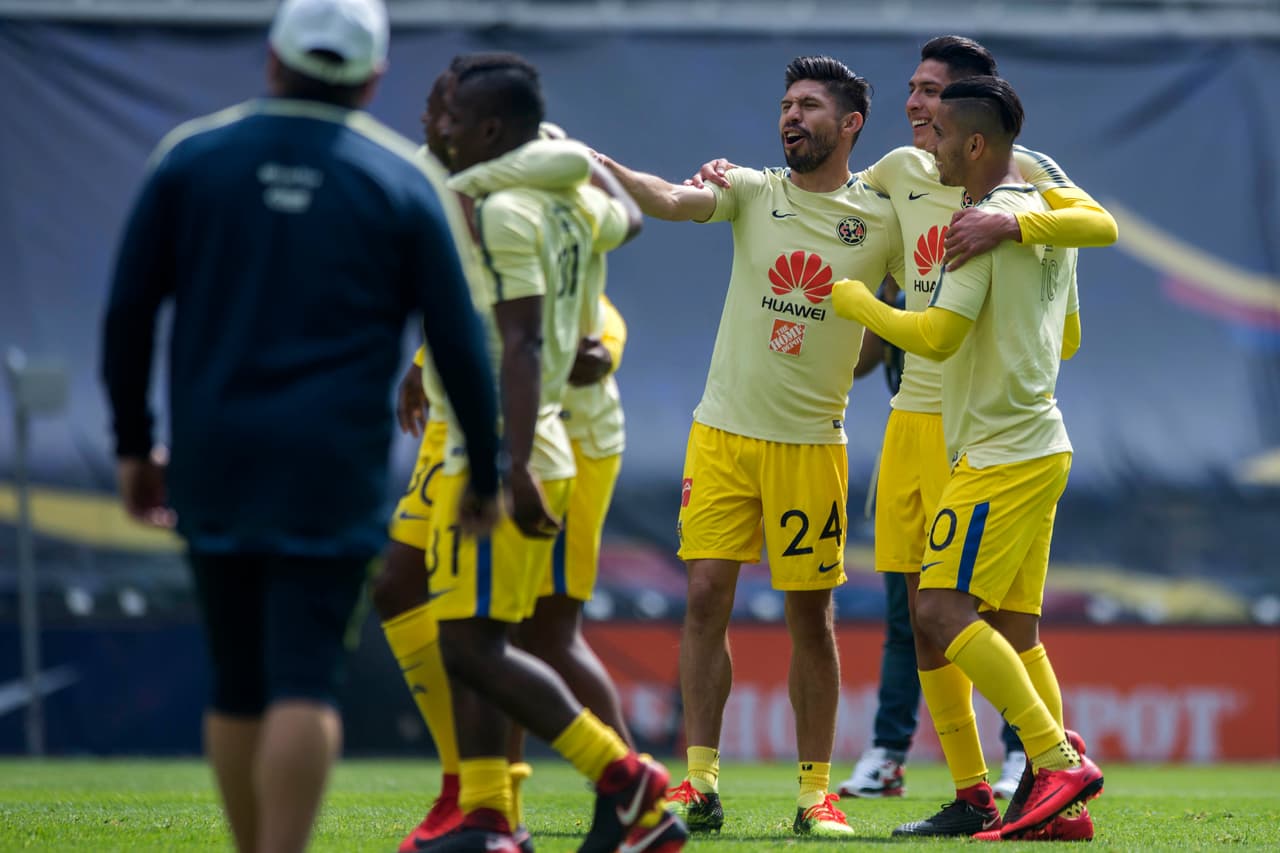 Las Águilas, tanto el equipo varonil y femenil, convivieron con los aficionados y se tomaron la foto oficial con ellos en el Estadio Azteca.