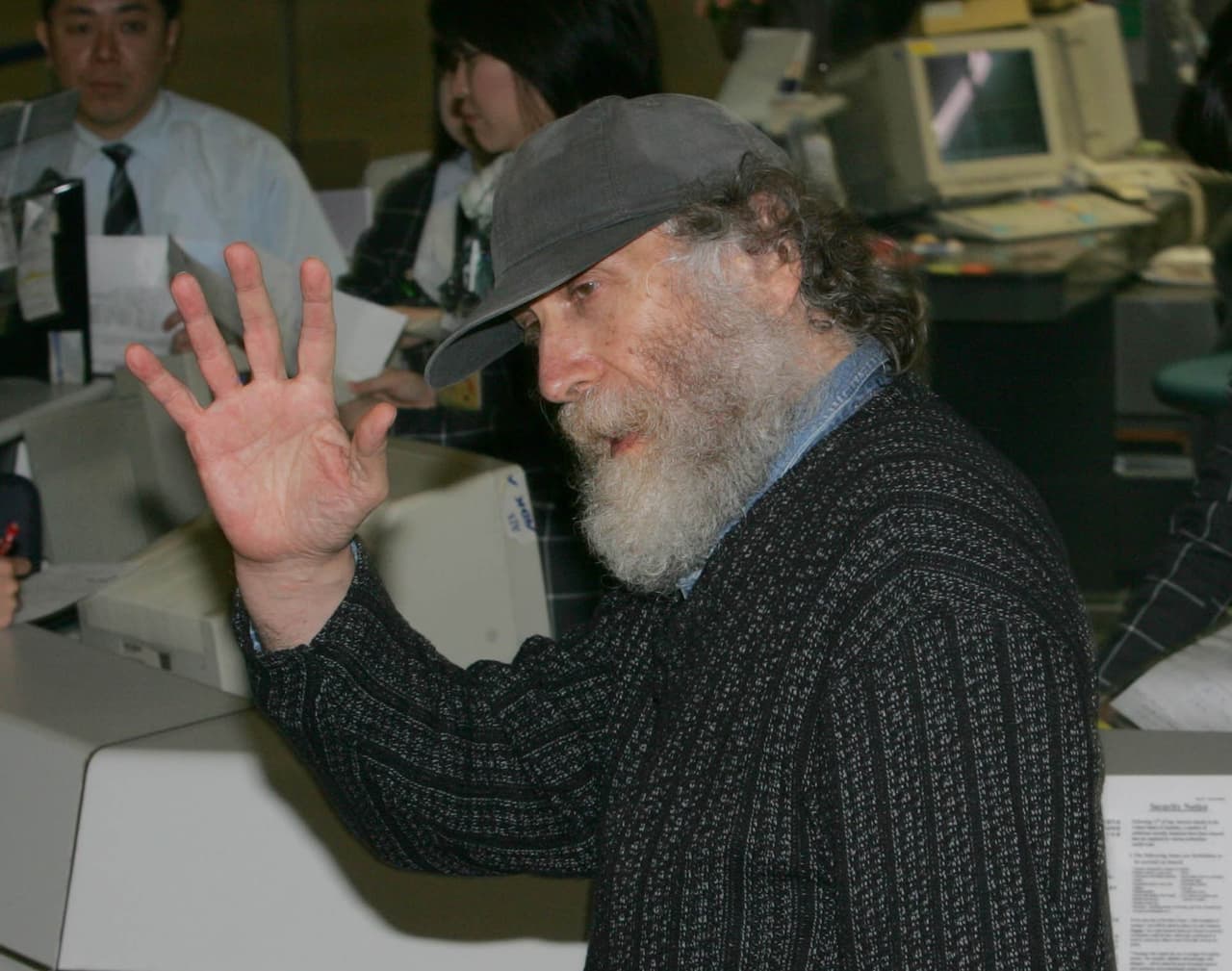 Vagó por el mundo hasta que le concedieron asilo en Islandia en 2005 y fue hasta el 2008 donde falleció.