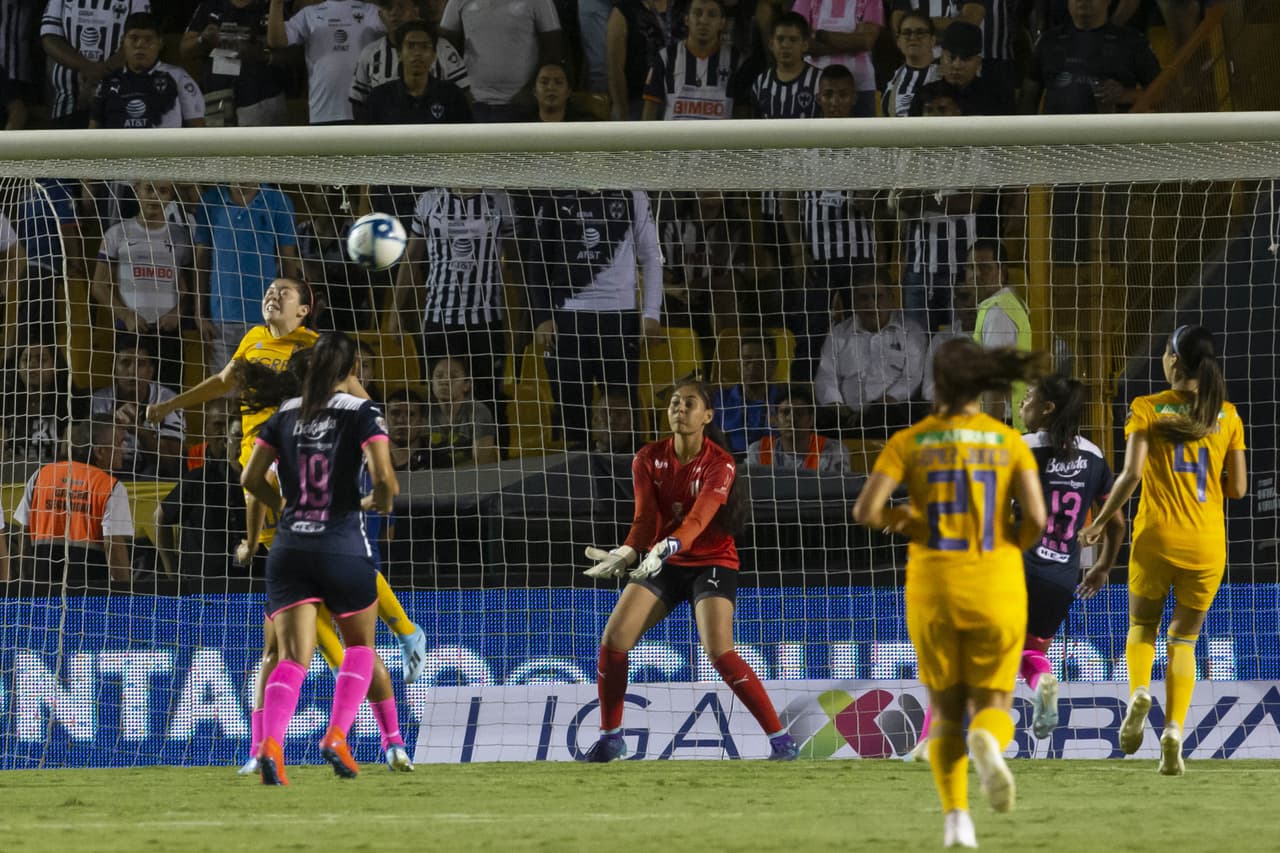 Pero poco tiempo después apareció Katty Martínez y con un soberbio remate con la cabeza empató el juego al 62'.