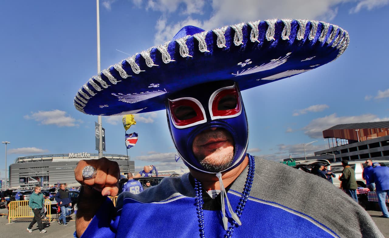 .Este Fan de los Giants optó por una máscara de luchador.