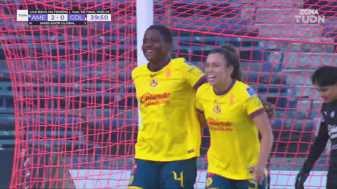 ¡Autogol! Licha Cervantes quiere despejar y comete el error para el 2-0