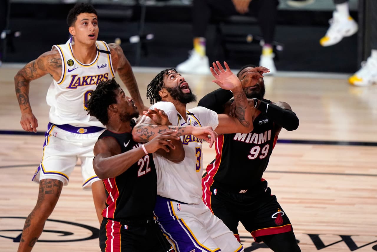 Los Lakers consiguen llevarse el sexto partido con un marcador de 106-93 sobre el Miami Heat, resuelven la serie y levantan el título número 17 de la franquicia.