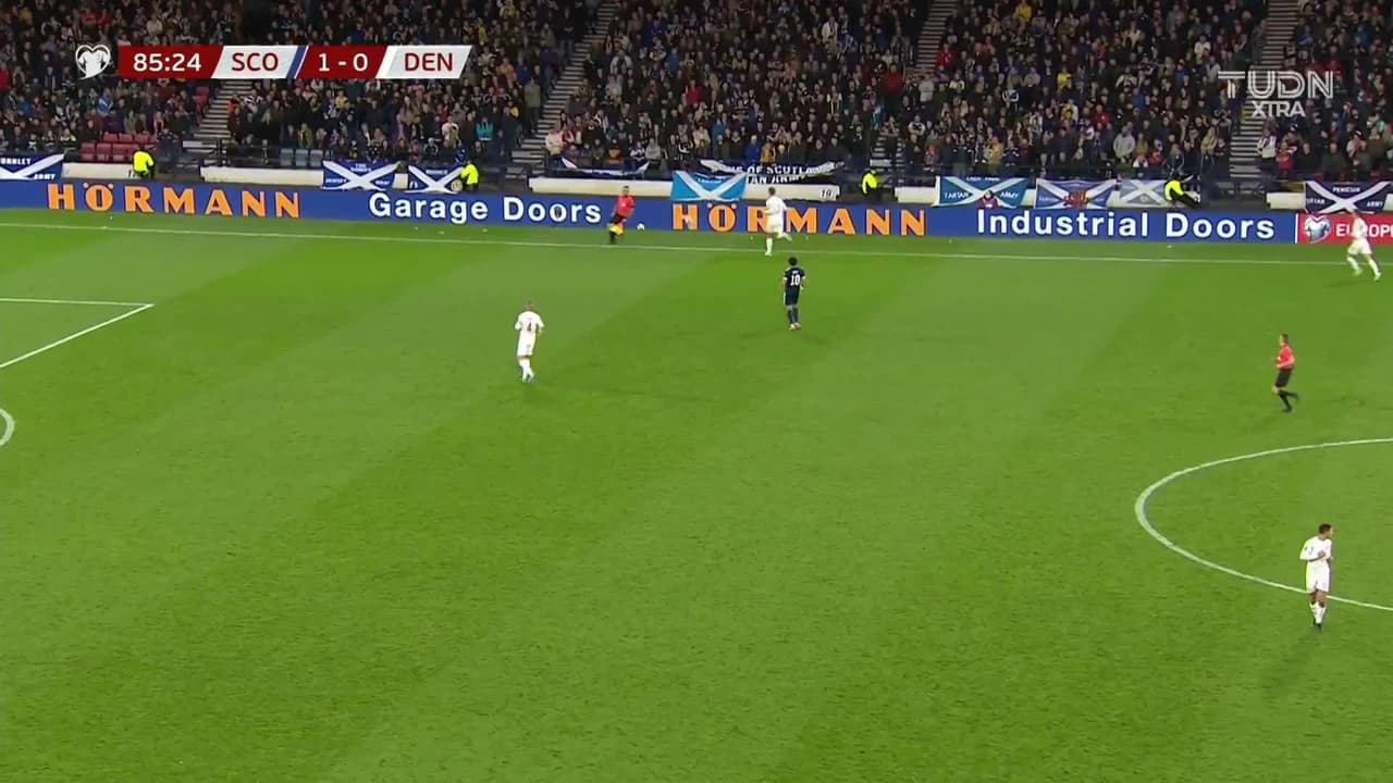 ¡GOL!  anota para Escocia. Che Adams