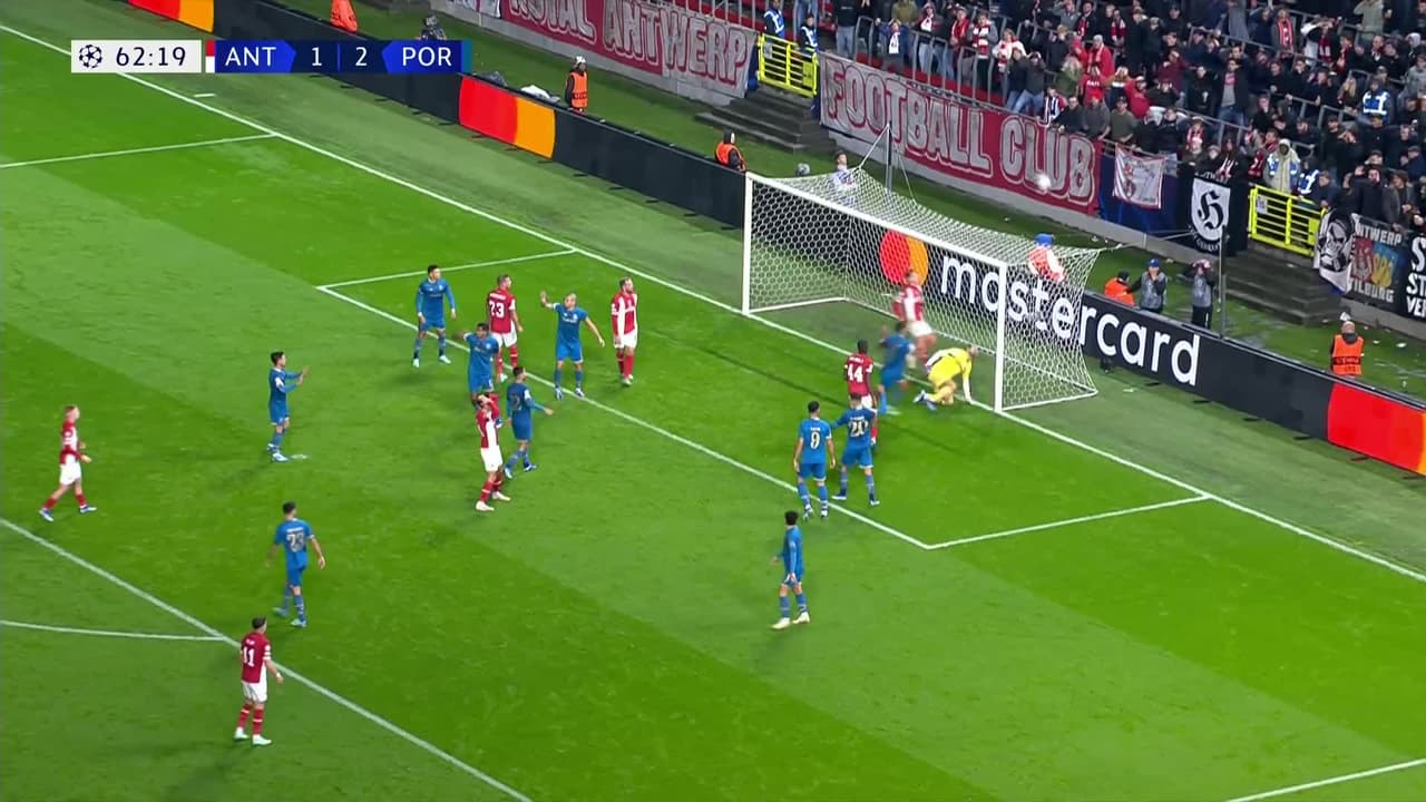 ¡CERCA! Toby Alderweireld disparó que se estrella en el poste.