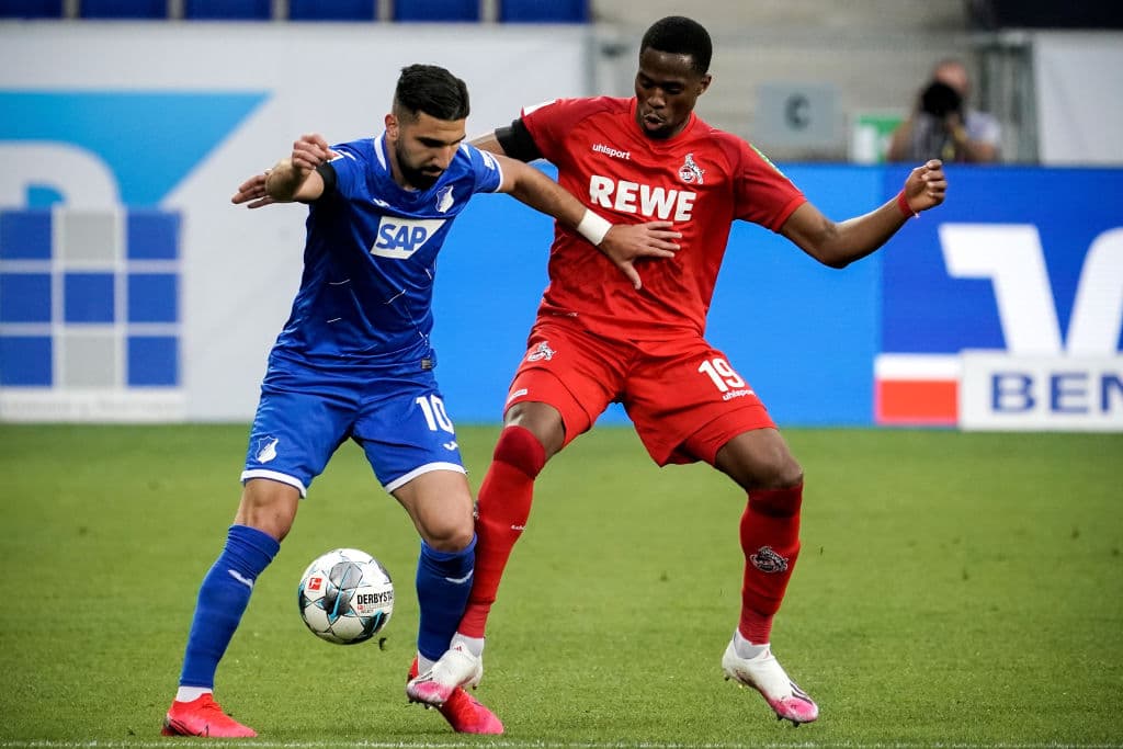 Munas Dabbur se descuida y Kingsley Ehizibue aprovecha para meter el pie y puntearle el balón que se va por un costado.