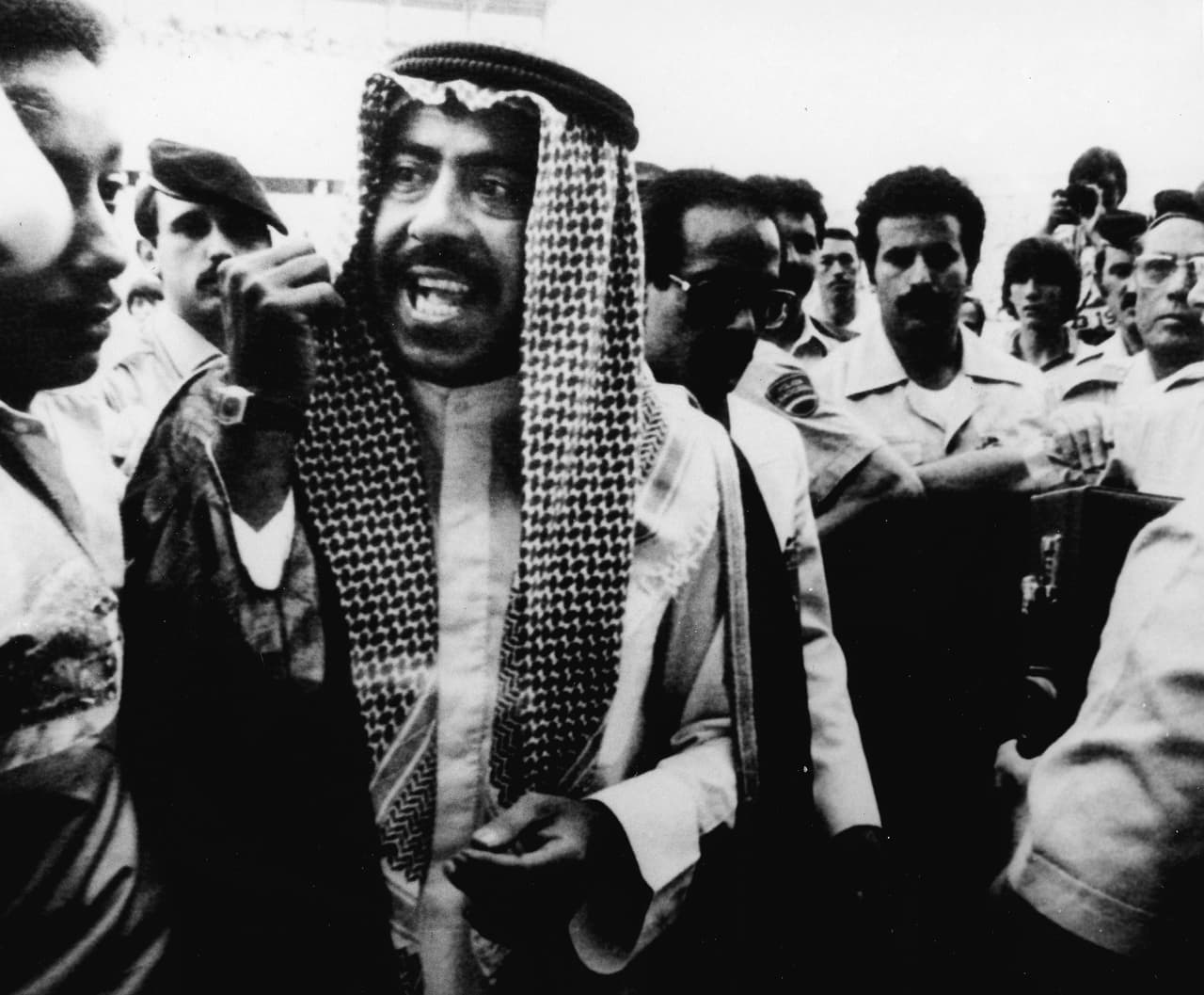 Un jeque de Kuwait irrumpió en la cancha tras la anotación: el principe Fahid afirmó que los jugadores de su país se quedaron quietos tras escuchar un sonido misterioso y dijo que eso causó el gol.