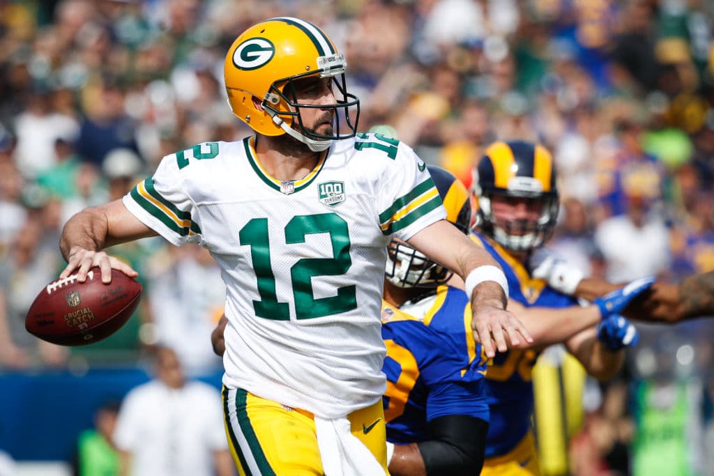 Rodgers, que dirige la ofensiva anotadora número uno, se enfrentará a una defensiva de los Rams que fue número uno en yardas permitidas esta temporada.