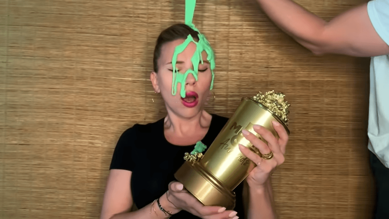Scarlett Johanson se llevó el premio Generación MTV, y fue bañada en slime por su esposo.