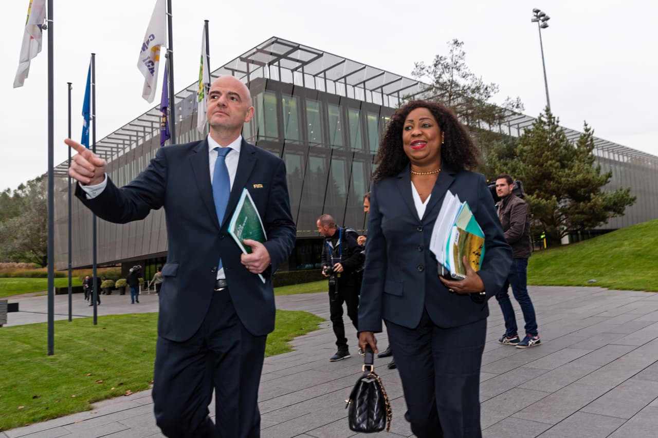 FIFA elimina reglas y recomienda aplazar partidos de marzo y abril