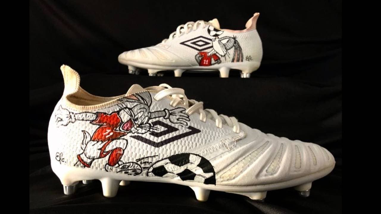 Kike Padilla fue el encargado de diseñar los increíbles tacos para futbolistas como Alan Pulido, Jair Pereira y Nicolás Vikonis. ¿Qué caricatura plasmarías en tus tenis para brillar en el terreno de juego?